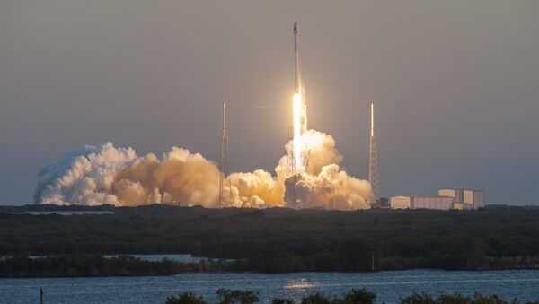 Un lanzamiento del cohete portador Falcon 9 con el carguero espacial Dragon (archivo) - Sputnik Mundo