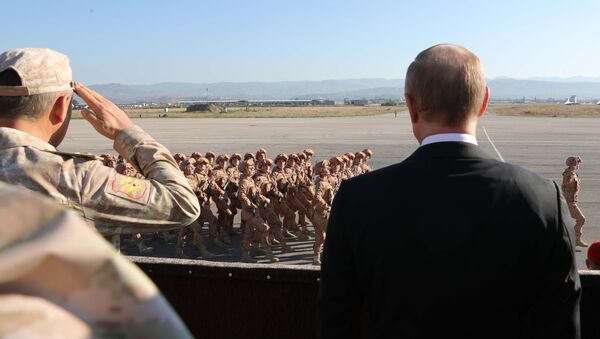El presidente de Rusia, Vladímir Putin (derecha) en la base aérea Hmeymim, Siria - Sputnik Mundo