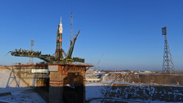 El cohete portador Soyuz-FG con la nave espacial Soyuz MS-07 en la rampa de lanzamientos del cosmódromo Baikonur - Sputnik Mundo