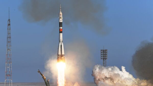 El Soyuz ruso lleva a los nuevos tripulantes a la EEI - Sputnik Mundo