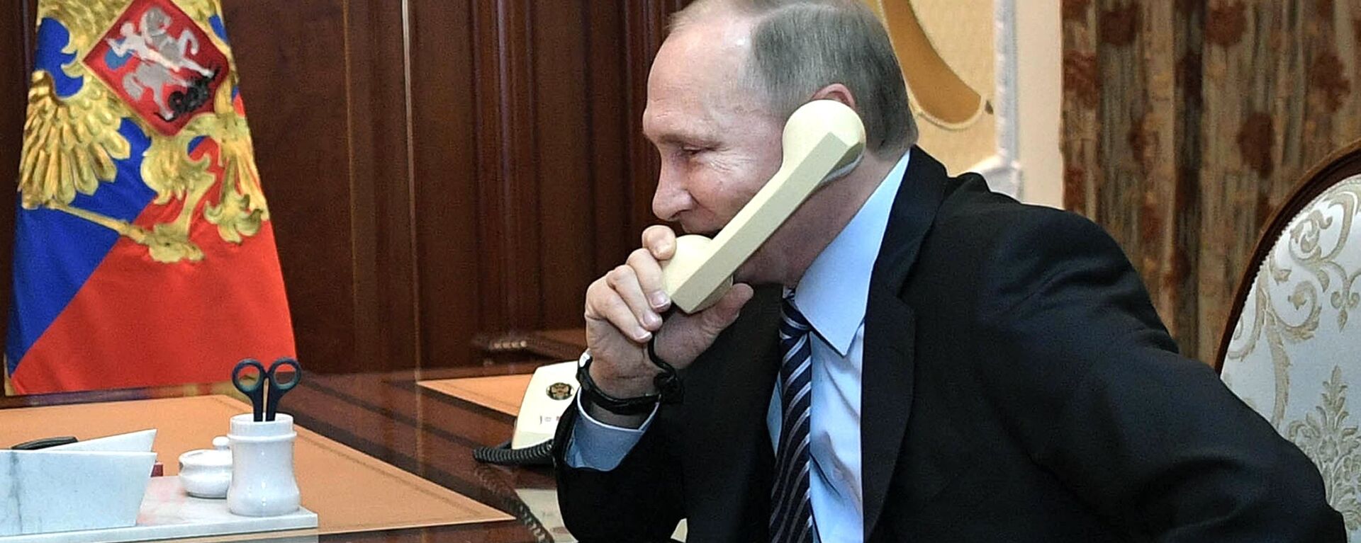 Vladímir Putin, presidente de Rusia, habla por teléfono (archivo) - Sputnik Mundo, 1920, 03.08.2021