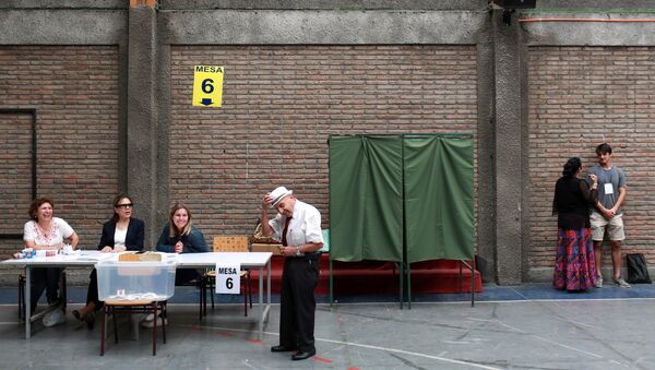 Un hombre votando durante las elecciones presidenciales en Chile - Sputnik Mundo