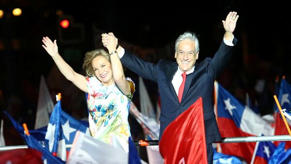 El presidente electo de Chile, Sebastián Piñera, junto a su mujer Cecilia Morel, celebrando la victoria en las elecciones presidenciales - Sputnik Mundo