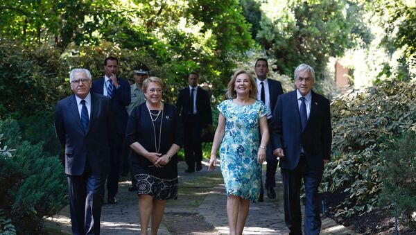 La presidenta de Chile, Michelle Bachelet, llega a la casa del mandatario electo, Sebastián Piñera - Sputnik Mundo
