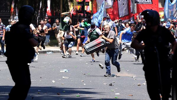 Jornadas de violentas protestas en Argentina ante la propuesta de reforma jubilatoria discutida en el Congreso Nacional, Buenos Aires - Sputnik Mundo