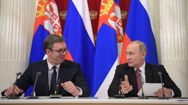 Presidente de Serbia, Aleksandar Vucic, con su homólogo ruso, Vladímir Putin - Sputnik Mundo