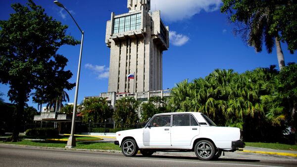 Un Lada de fabricación rusa pasa al lado de la embajada rusa en La Habana - Sputnik Mundo