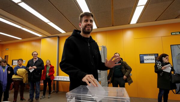 El jugador del FC Barcelona Gerard Piqué durante las elecciones al Parlamento de Cataluña - Sputnik Mundo