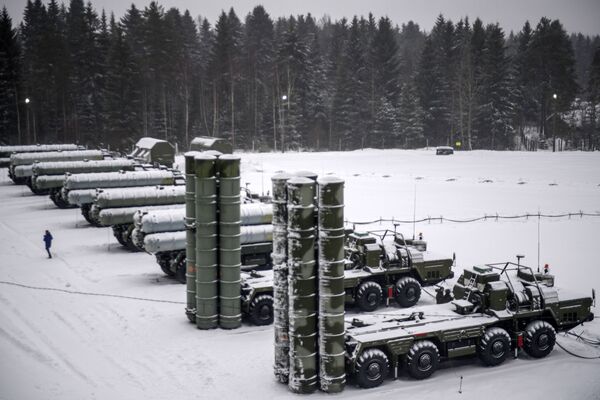 El 'Triunfo', a toda máquina: las maniobras de los S-400 El 'Triunfo', a toda máquina: las maniobras de los S-400 - Sputnik Mundo