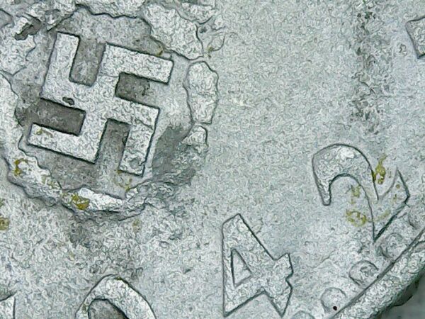 Detalle de moneda de la época del Tercer Reich encontrada en Teyú Cuaré, el presunto refugio nazi en Misiones, Argentina Detalle de moneda de la época del Tercer Reich encontrada en Teyú Cuaré, el presunto refugio nazi en Misiones, Argentina - Sputnik Mundo