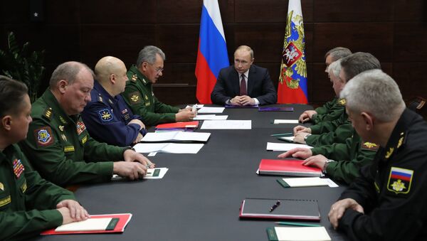 El presidente de Rusia, Vladímir Putin, en una reunión del Ministerio de Defensa - Sputnik Mundo