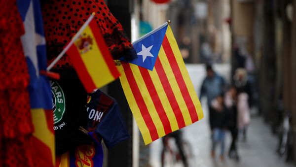 Banderas de Cataluña y España en Barcelona - Sputnik Mundo