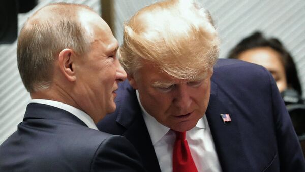 El presidente de Rusia, Vladímir Putin, junto a su homólogo estadounidense, Donald Trump (archivo) - Sputnik Mundo