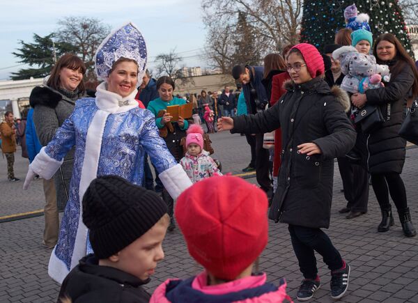 'Nievecillas' rusas: así son las hermosas ayudantes de Papá Noel 'Nievecillas' rusas: así son las hermosas ayudantes de Papá Noel - Sputnik Mundo