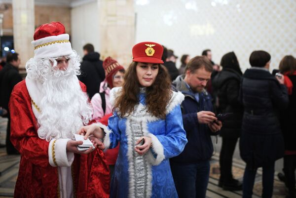 'Nievecillas' rusas: así son las hermosas ayudantes de Papá Noel - Sputnik Mundo