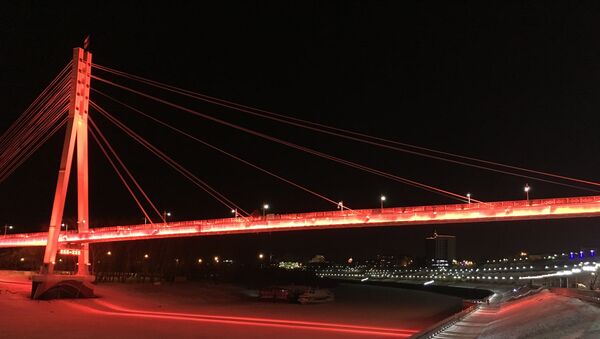 El Puente de los Amantes en el malecón de Tiumén, en invierno - Sputnik Mundo