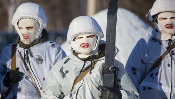 Soldados rusos en camuflaje invernal (imagen referencial) - Sputnik Mundo