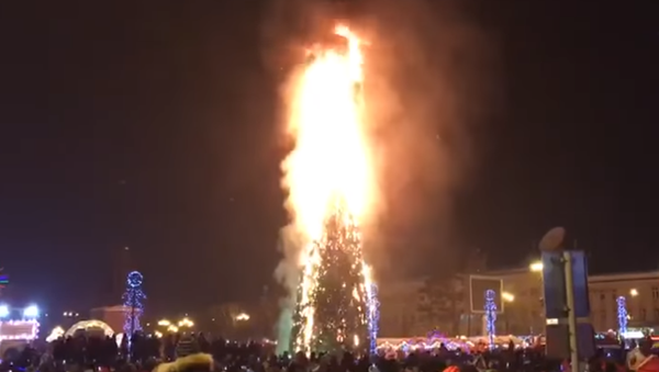 Árbol de Navidad se reduce a cenizas en plena fiesta del Año Nuevo en una ciudad rusa (vídeo) - Sputnik Mundo