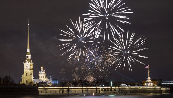 Fuegos arteficiales en San Petersburgo durante la celebración del Año Nuevo - Sputnik Mundo