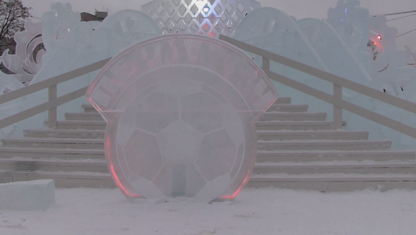 El mayor parque de hielo de Rusia rinde un homenaje al Mundial de 2018 - Sputnik Mundo