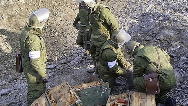 Zapadores rusos durante las labores de demolición en la región de Chukotka - Sputnik Mundo