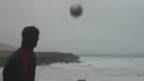 Un irlandés juega al fútbol… con la tormenta Eleanor - Sputnik Mundo