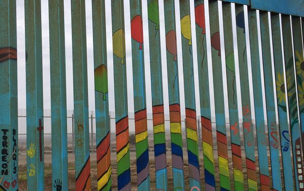 Una parte pintada del muro fronterizo Estados Unidos-México - Sputnik Mundo