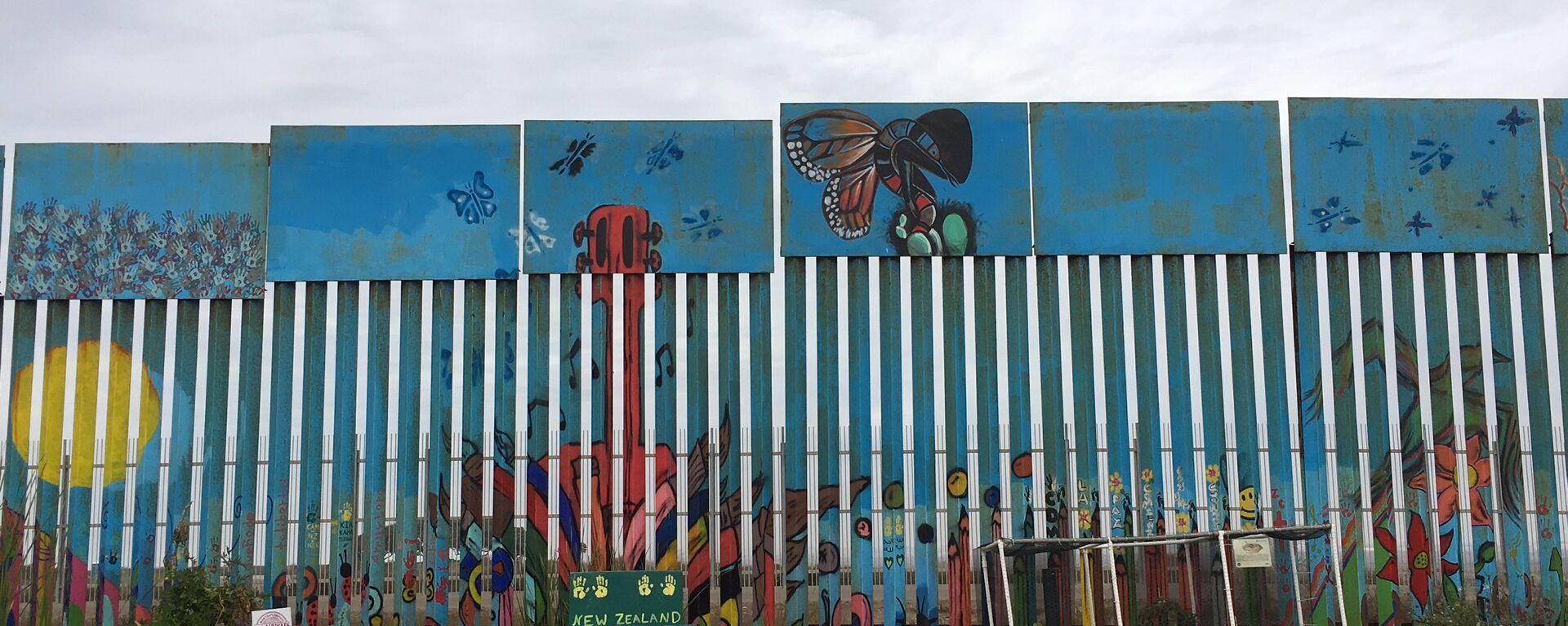 Una parte pintada del muro fronterizo Estados Unidos-México - Sputnik Mundo, 1920, 27.02.2021