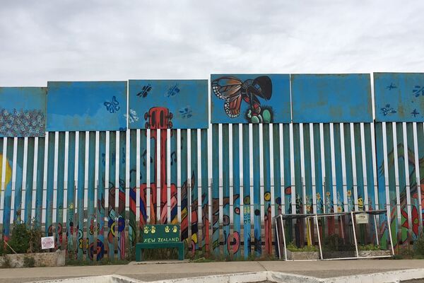 Una parte pintada del muro fronterizo Estados Unidos-México - Sputnik Mundo
