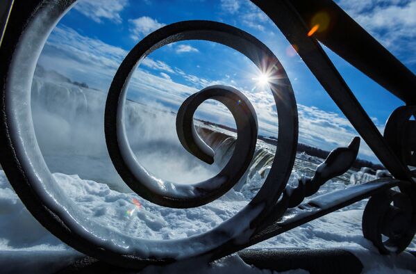 Las cataratas del Niágara se convierten en un cuento de hielo estos días - Sputnik Mundo