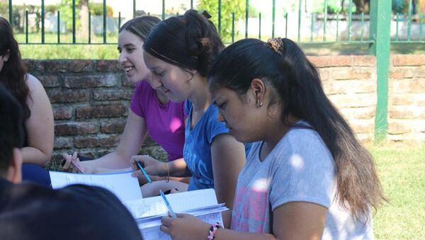 La iniciativa prepara a estudiantes uruguayos de nivel medio para los exámenes de febrero - Sputnik Mundo