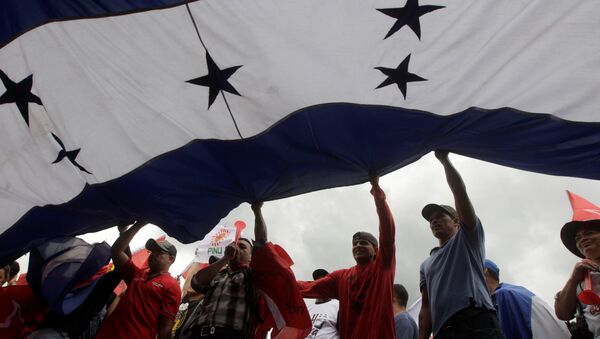 Los manifestantes con la bandera de Honduras (archivo) - Sputnik Mundo