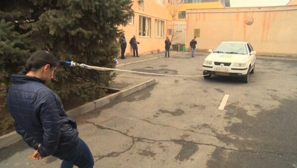 Una deportista armenia de 16 años demostró su inusual habilidad de arrastrar un vehículo utilizando solo su cabello - Sputnik Mundo