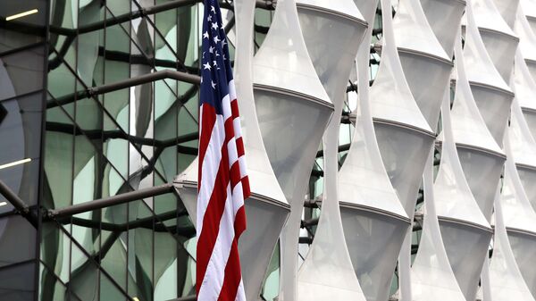 La bandera de EEUU cerca de la Embajada de EEUU en Londres, Reino Unido - Sputnik Mundo