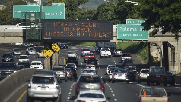 Mensaje que anunciaba falsa alarma en una autopista de Honolulu (Hawái), 13 de enero de 2018 - Sputnik Mundo