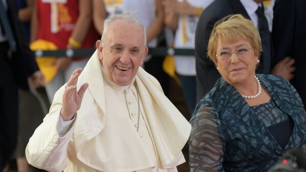 La presidenta de Chile, Michelle Bachelet, y el Papa Francisco - Sputnik Mundo