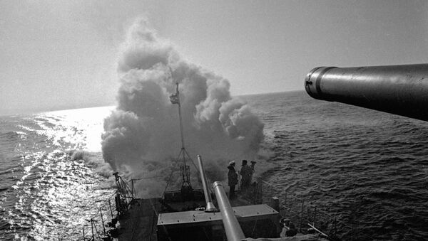 Un destructor de la Flota Báltica de la URSS activa una cortina de humo en el mar durante la Segunda Guerra Mundial - Sputnik Mundo