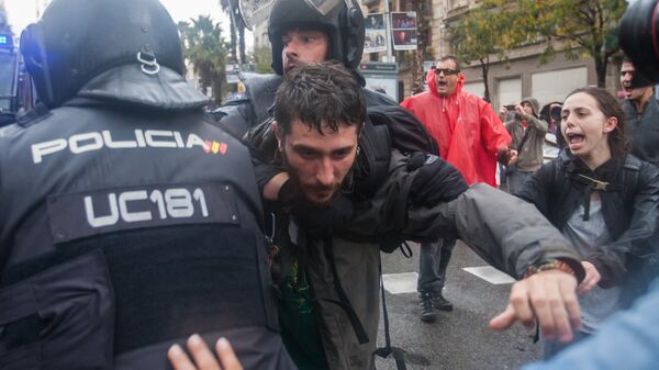 Choques entre la policía y los participantes del referendum en Cataluña - Sputnik Mundo