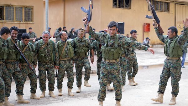 Tropas de las Unidades de Protección Popular (YPG) en la región de Afrín, Siria, 20 de enero de 2018 - Sputnik Mundo