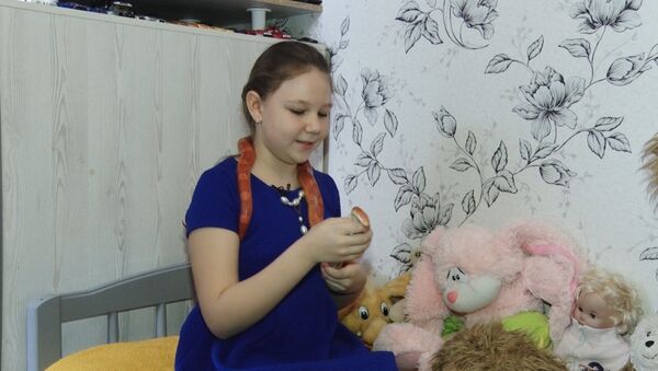 A esta niña rusa le encanta jugar con… serpientes - Sputnik Mundo