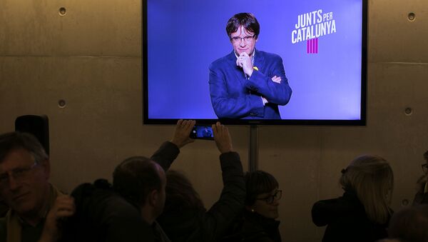 El expresidente del Gobierno catalán, Carles Puigdemont, en la pantalla de una tele - Sputnik Mundo