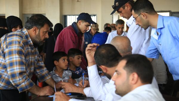 Los refugiados sirios que viven en Turquía se registran cerca de la ciudad Azaz, Siria - Sputnik Mundo