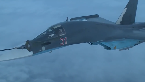 Los pilotos rusos de los Su-34 realizan una difícil maniobra de repostaje - Sputnik Mundo