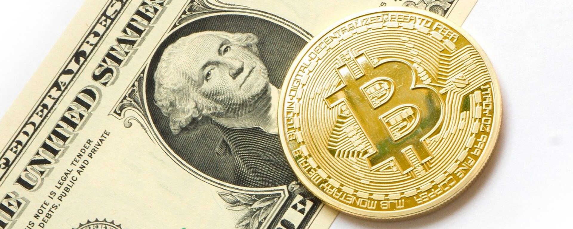Bitcoin y dólar (imagen referencial) - Sputnik Mundo, 1920, 17.02.2021