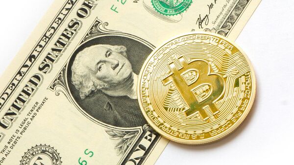 Bitcoin y dólar (imagen referencial) - Sputnik Mundo