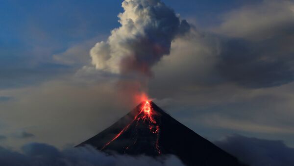 El volcán Mayón en Filipinas - Sputnik Mundo