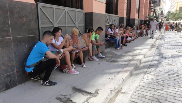 Personas usan internet en una zona de La Habana, Cuba, con wifi - Sputnik Mundo