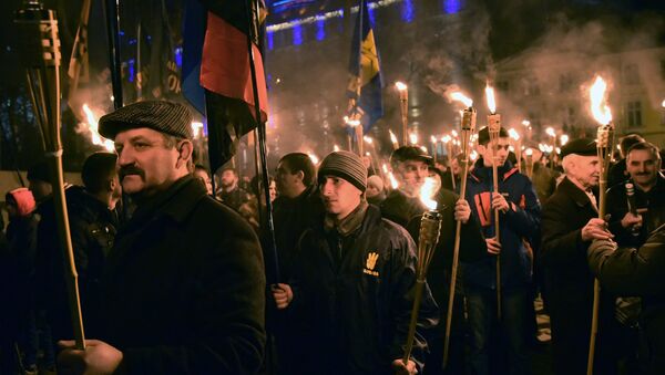 Nacionalistas ucranianos durante una manifestación (archivo) - Sputnik Mundo