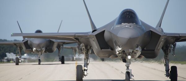Los F-35 estadounidenses en una pista de despegue (imagen referencial) Los F-35 estadounidenses en una pista de despegue (imagen referencial) - Sputnik Mundo