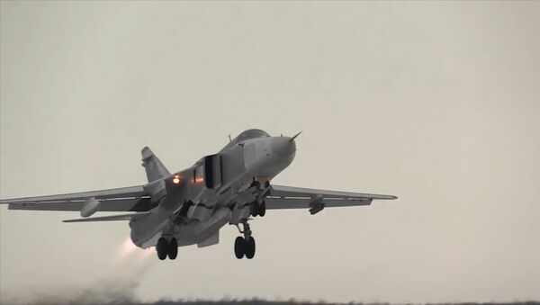 Los cazas MiG-31 y los bombarderos Su-24 en pleno vuelo ártico - Sputnik Mundo
